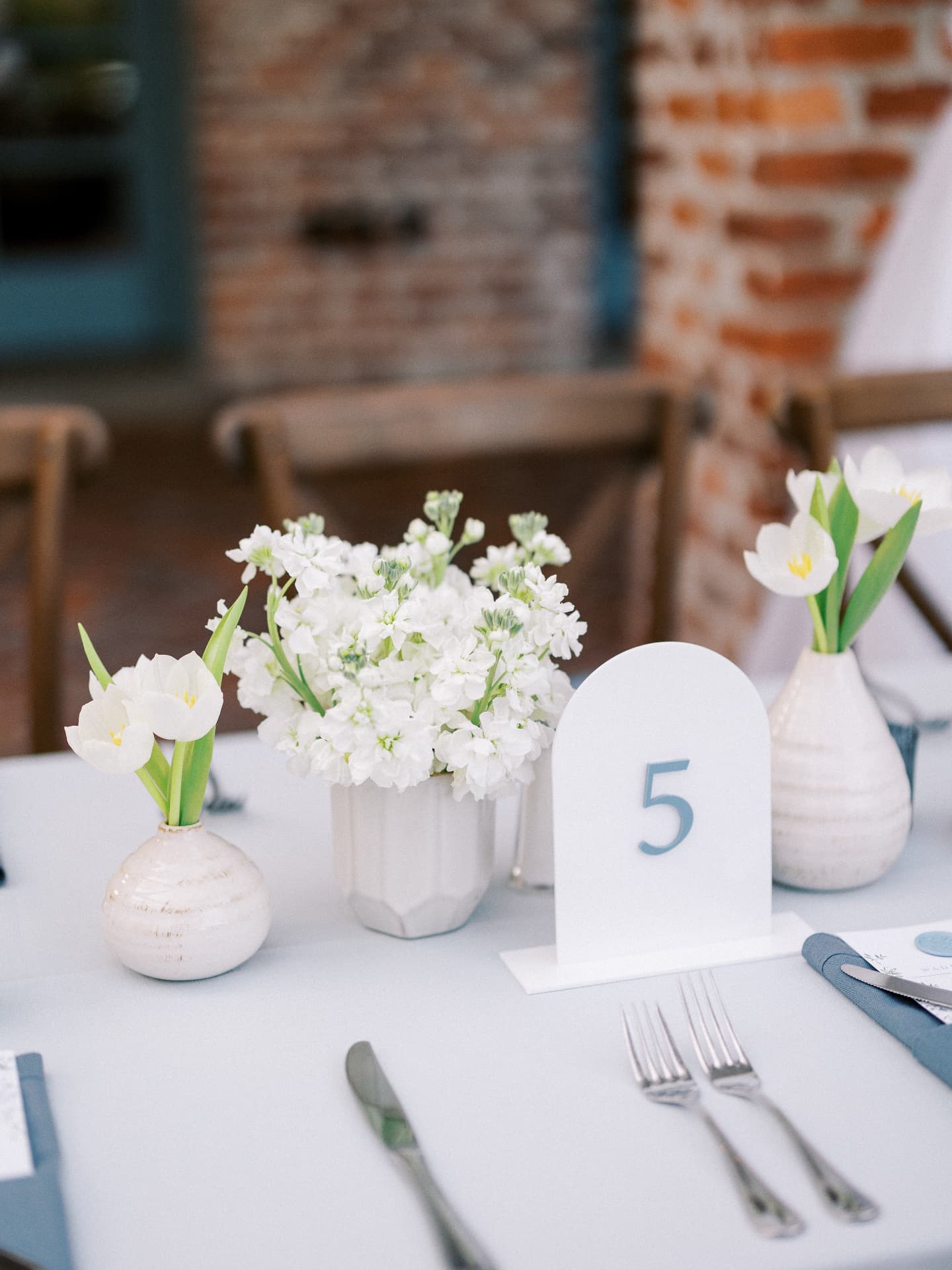 Arch-shaped table number with white flowers